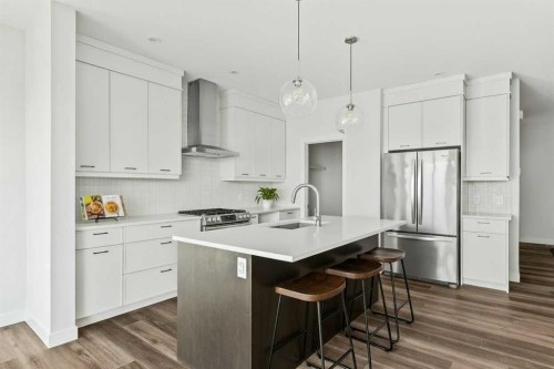 54 Lucas Place Nw, Calgary, AB - Indoor Photo Showing Kitchen With Upgraded Kitchen