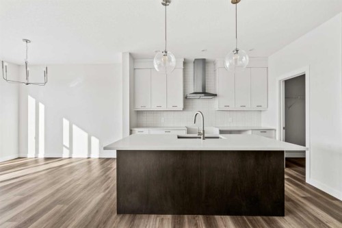 54 Lucas Place Nw, Calgary, AB - Indoor Photo Showing Kitchen With Upgraded Kitchen