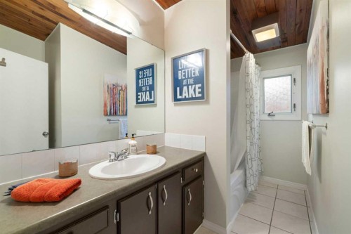 3511 Lakeside Crescent Sw, Calgary, AB - Indoor Photo Showing Bathroom