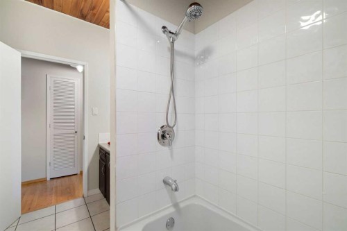 3511 Lakeside Crescent Sw, Calgary, AB - Indoor Photo Showing Bathroom