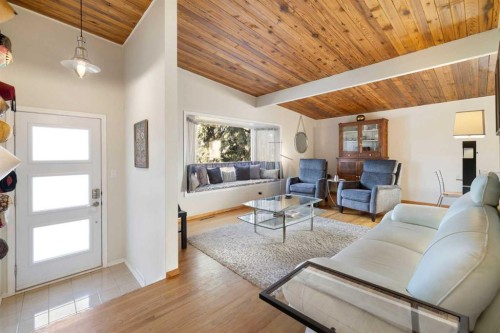 3511 Lakeside Crescent Sw, Calgary, AB - Indoor Photo Showing Living Room