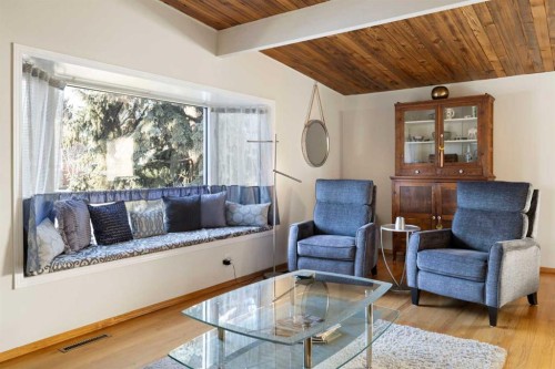 3511 Lakeside Crescent Sw, Calgary, AB - Indoor Photo Showing Living Room
