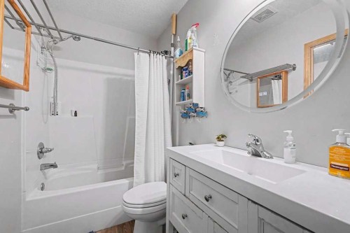 267 Panamount Hill Nw, Calgary, AB - Indoor Photo Showing Bathroom
