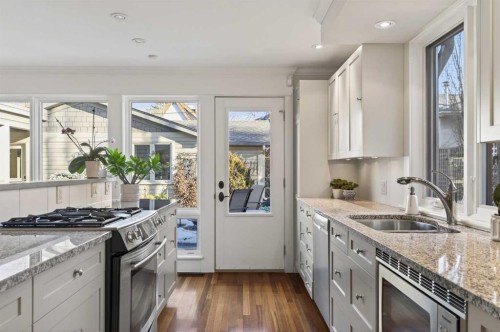 3020 7 Street Sw, Calgary, AB - Indoor Photo Showing Kitchen With Upgraded Kitchen