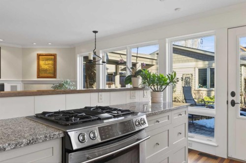 3020 7 Street Sw, Calgary, AB - Indoor Photo Showing Kitchen With Upgraded Kitchen