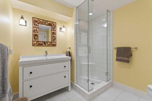 3020 7 Street Sw, Calgary, AB - Indoor Photo Showing Bathroom