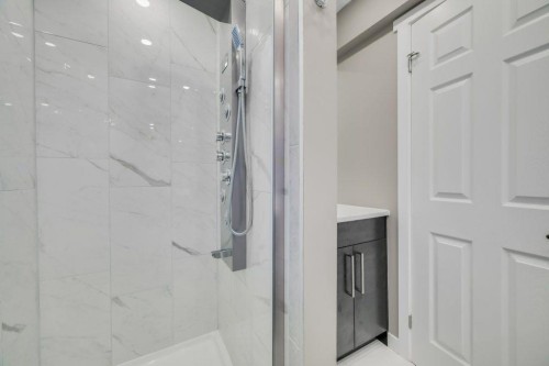 76 Glamis Gardens Sw, Calgary, AB - Indoor Photo Showing Bathroom