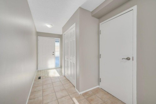 76 Glamis Gardens Sw, Calgary, AB - Indoor Photo Showing Other Room