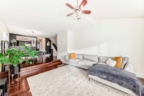 252 21 Avenue Ne, Calgary, AB - Indoor Photo Showing Living Room