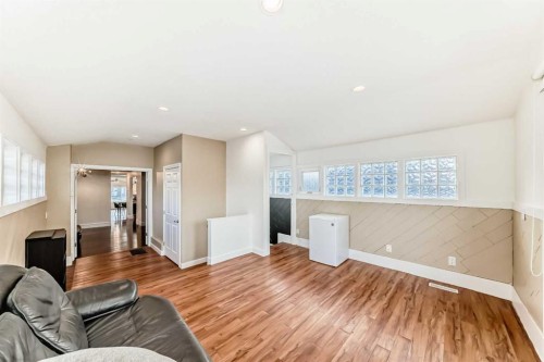 252 21 Avenue Ne, Calgary, AB - Indoor Photo Showing Living Room