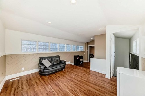 252 21 Avenue Ne, Calgary, AB - Indoor