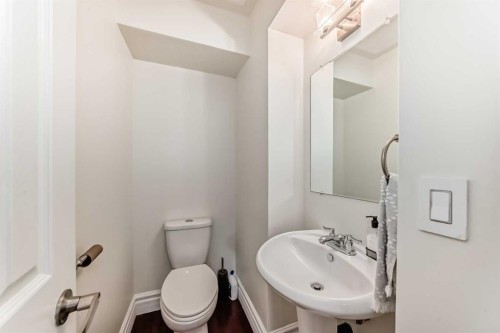 252 21 Avenue Ne, Calgary, AB - Indoor Photo Showing Bathroom