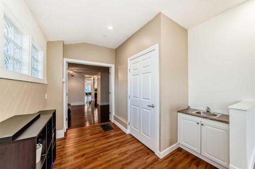 252 21 Avenue Ne, Calgary, AB - Indoor Photo Showing Other Room