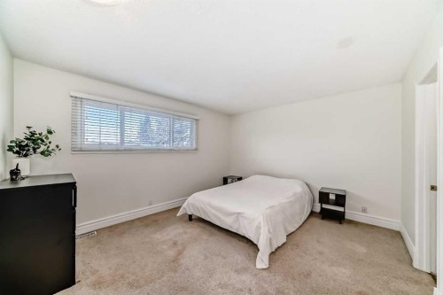 252 21 Avenue Ne, Calgary, AB - Indoor Photo Showing Bedroom