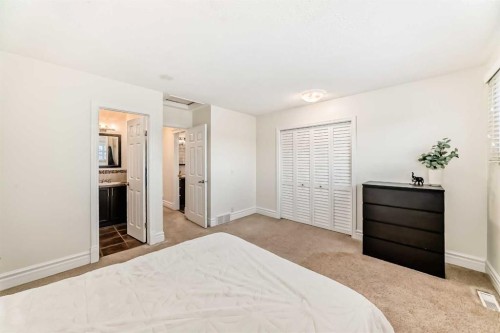 252 21 Avenue Ne, Calgary, AB - Indoor Photo Showing Bedroom