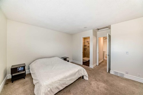 252 21 Avenue Ne, Calgary, AB - Indoor Photo Showing Bedroom