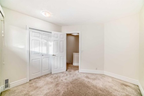 252 21 Avenue Ne, Calgary, AB - Indoor Photo Showing Other Room