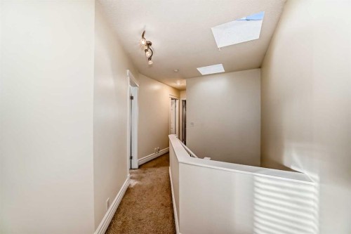 252 21 Avenue Ne, Calgary, AB - Indoor Photo Showing Other Room