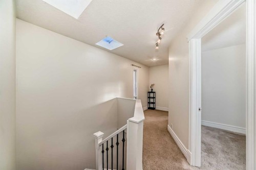 252 21 Avenue Ne, Calgary, AB - Indoor Photo Showing Other Room