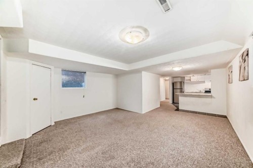 252 21 Avenue Ne, Calgary, AB - Indoor Photo Showing Other Room