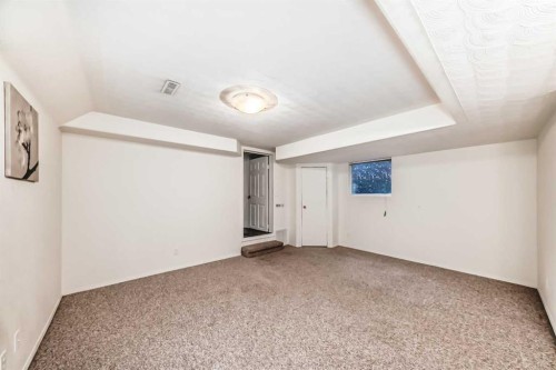 252 21 Avenue Ne, Calgary, AB - Indoor Photo Showing Other Room