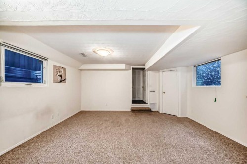 252 21 Avenue Ne, Calgary, AB - Indoor Photo Showing Other Room