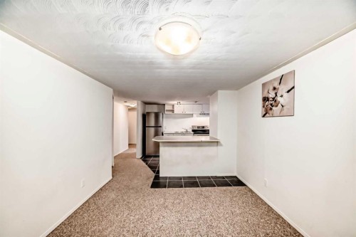 252 21 Avenue Ne, Calgary, AB - Indoor Photo Showing Other Room