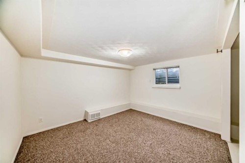 252 21 Avenue Ne, Calgary, AB - Indoor Photo Showing Other Room
