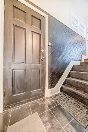 252 21 Avenue Ne, Calgary, AB - Indoor Photo Showing Other Room