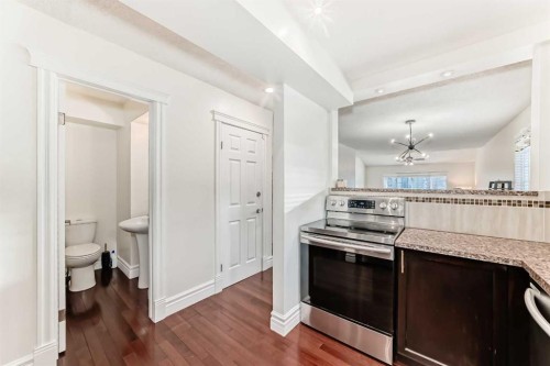 252 21 Avenue Ne, Calgary, AB - Indoor Photo Showing Kitchen