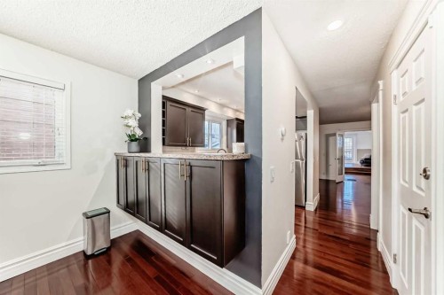 252 21 Avenue Ne, Calgary, AB - Indoor Photo Showing Other Room
