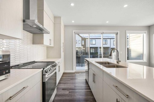 318 Evanscrest Square Nw, Calgary, AB - Indoor Photo Showing Kitchen With Double Sink With Upgraded Kitchen