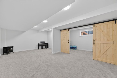 19 Rowley Park Nw, Calgary, AB - Indoor