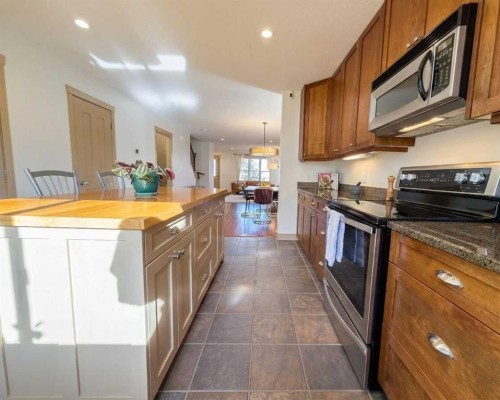 129 25 Avenue Ne, Calgary, AB - Indoor Photo Showing Kitchen