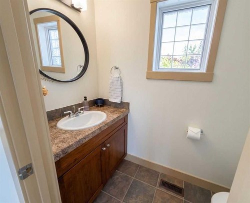 129 25 Avenue Ne, Calgary, AB - Indoor Photo Showing Bathroom
