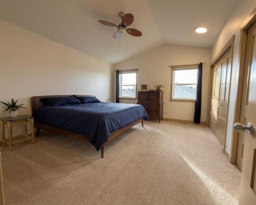 129 25 Avenue Ne, Calgary, AB - Indoor Photo Showing Bedroom