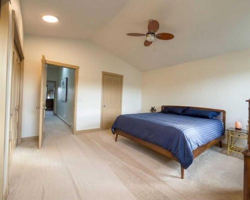 129 25 Avenue Ne, Calgary, AB - Indoor Photo Showing Bedroom