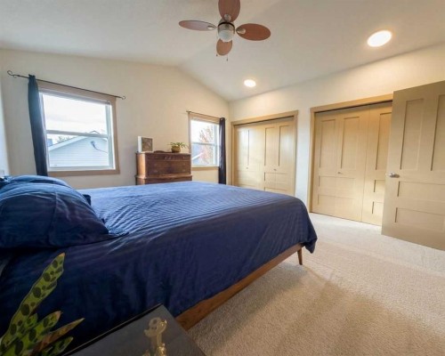 129 25 Avenue Ne, Calgary, AB - Indoor Photo Showing Bedroom
