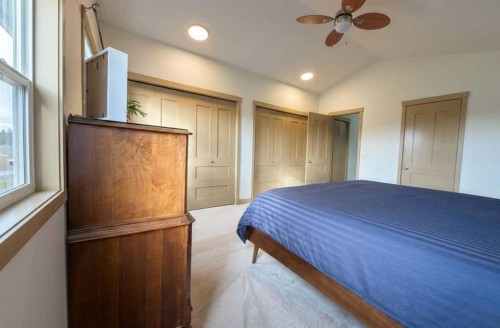 129 25 Avenue Ne, Calgary, AB - Indoor Photo Showing Bedroom