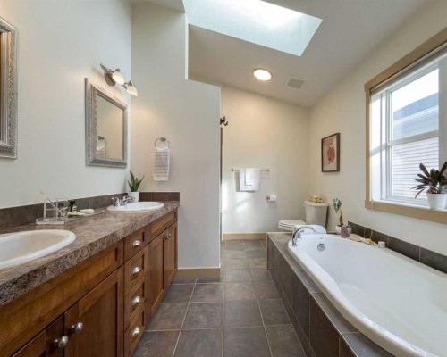 129 25 Avenue Ne, Calgary, AB - Indoor Photo Showing Bathroom