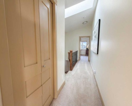 129 25 Avenue Ne, Calgary, AB - Indoor Photo Showing Other Room