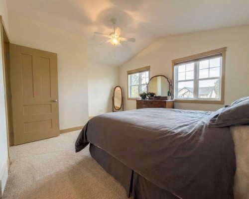 129 25 Avenue Ne, Calgary, AB - Indoor Photo Showing Bedroom
