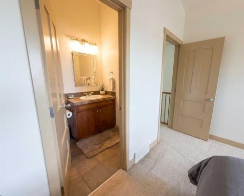 129 25 Avenue Ne, Calgary, AB - Indoor Photo Showing Bathroom