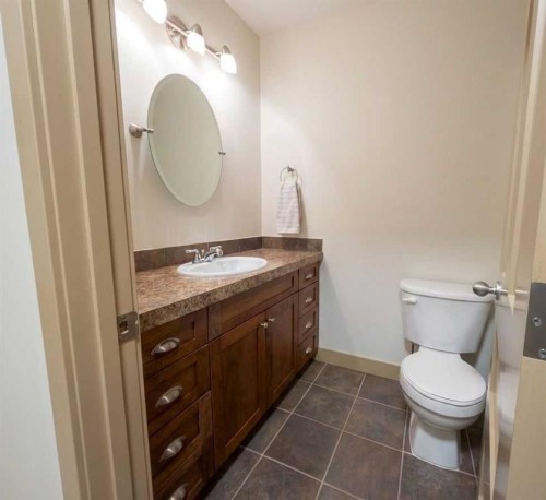 129 25 Avenue Ne, Calgary, AB - Indoor Photo Showing Bathroom