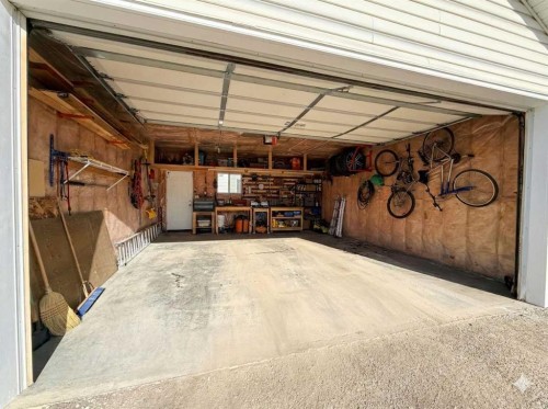 129 25 Avenue Ne, Calgary, AB - Indoor Photo Showing Garage