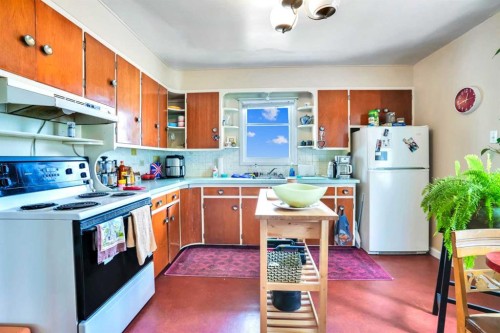 112 29 Avenue Nw, Calgary, AB - Indoor Photo Showing Kitchen