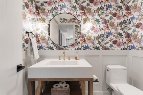 112 Pump Hill Green Sw, Calgary, AB - Indoor Photo Showing Bathroom