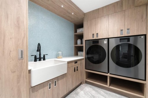 112 Pump Hill Green Sw, Calgary, AB - Indoor Photo Showing Laundry Room