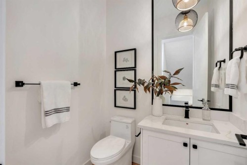 2436 30 Avenue Sw, Calgary, AB - Indoor Photo Showing Bathroom