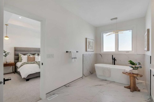 2436 30 Avenue Sw, Calgary, AB - Indoor Photo Showing Bathroom